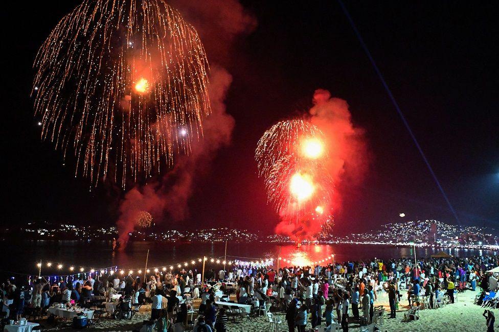 Fuegos artificiales anaranjados en la Bahía de Acapulco