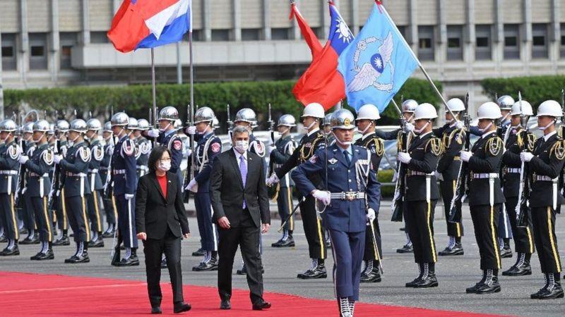 O presidente do Paraguai, Mario Abdo, sendo recebido pela presidente taiwanesa Tsai Ing-wen e uma guarda de honra durante visita à ilha em fevereiro