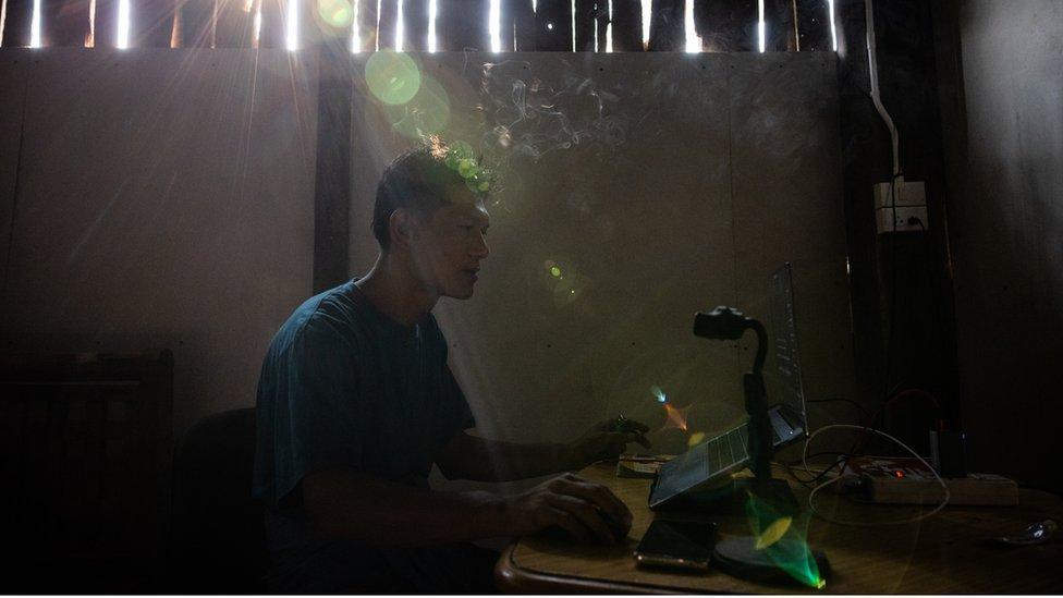 Kapten Aung di depan laptop.