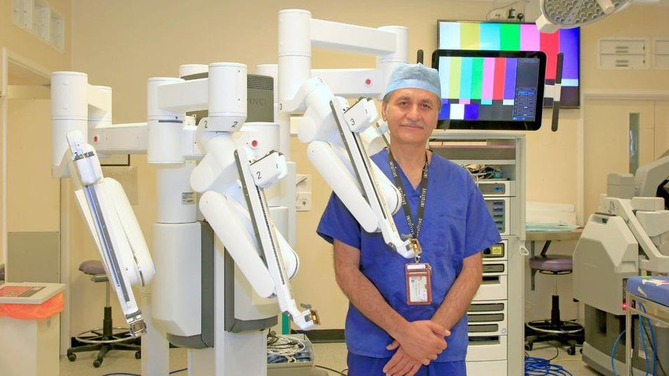 استشاري الجراحة، محمود أختار، مع الروبوت الجراحي الجديد