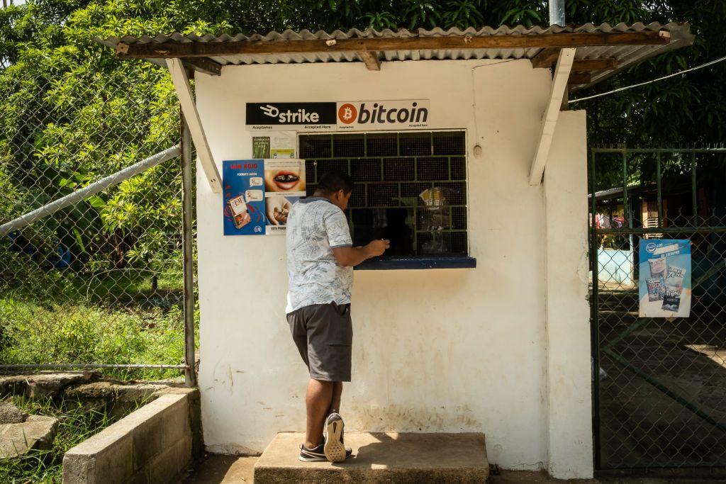 Persona en El Zonte, El Salvador.