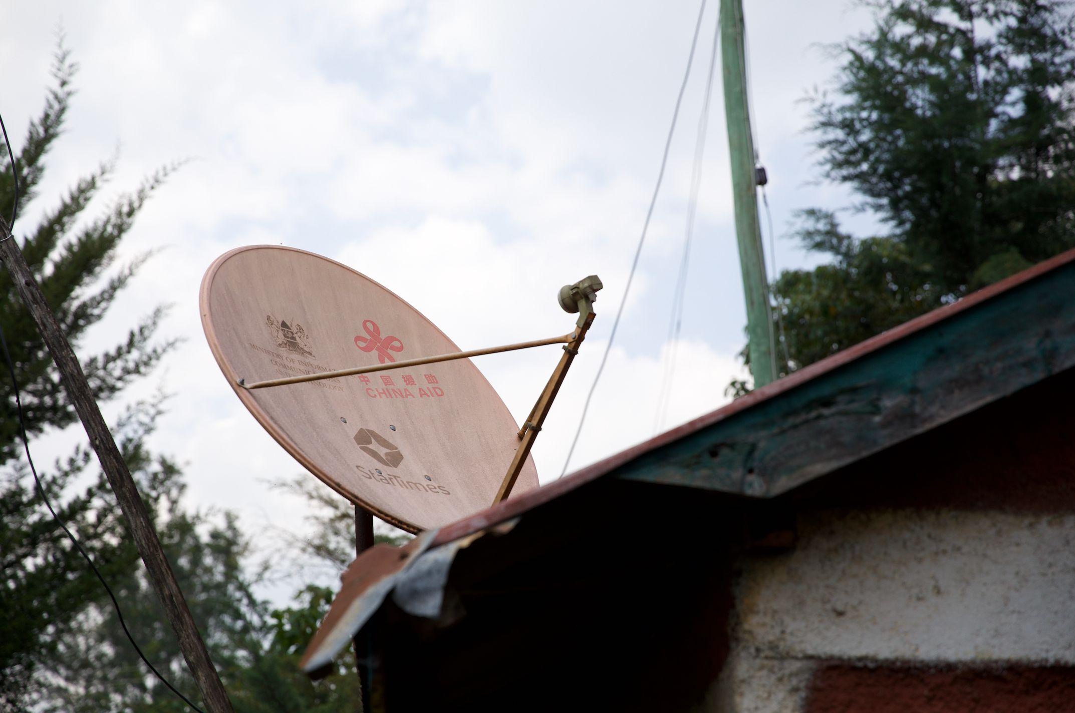 Antena parabólica StarTimes sobre uma casa de aldeia no Quênia