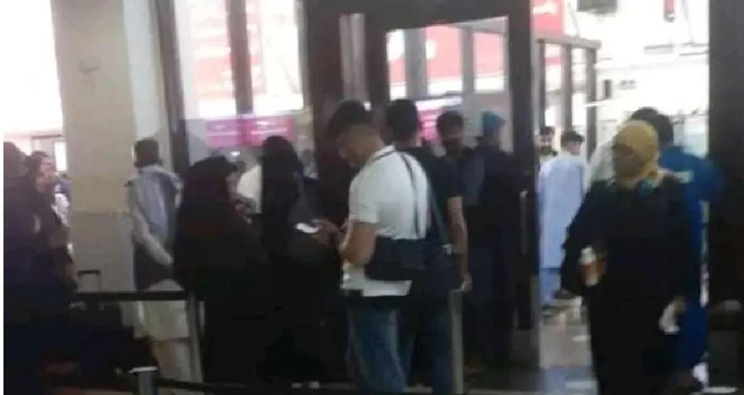صورة من مطار كابول بينما كانت الطالبات المتجهات إلى دبي يصطفن للمرور عبر منطقة التفتيش في المطار 