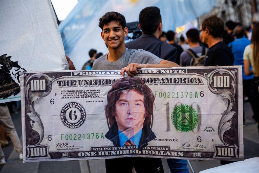 Javier Milei en un billete de dólar