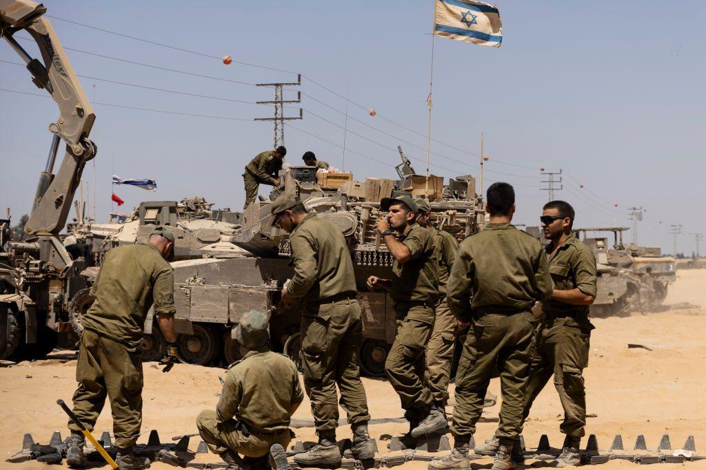 Un grupo de soldados israelíes junto a sus tanques