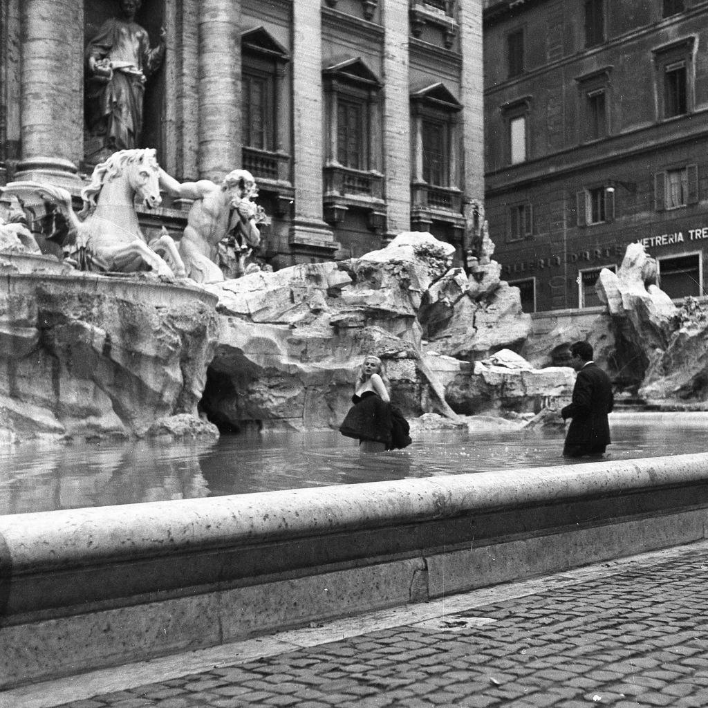 Marcello Mastroianni y Anita Ekberg en el rodaje de "La dolce vita" en la Fontana di Trevi.