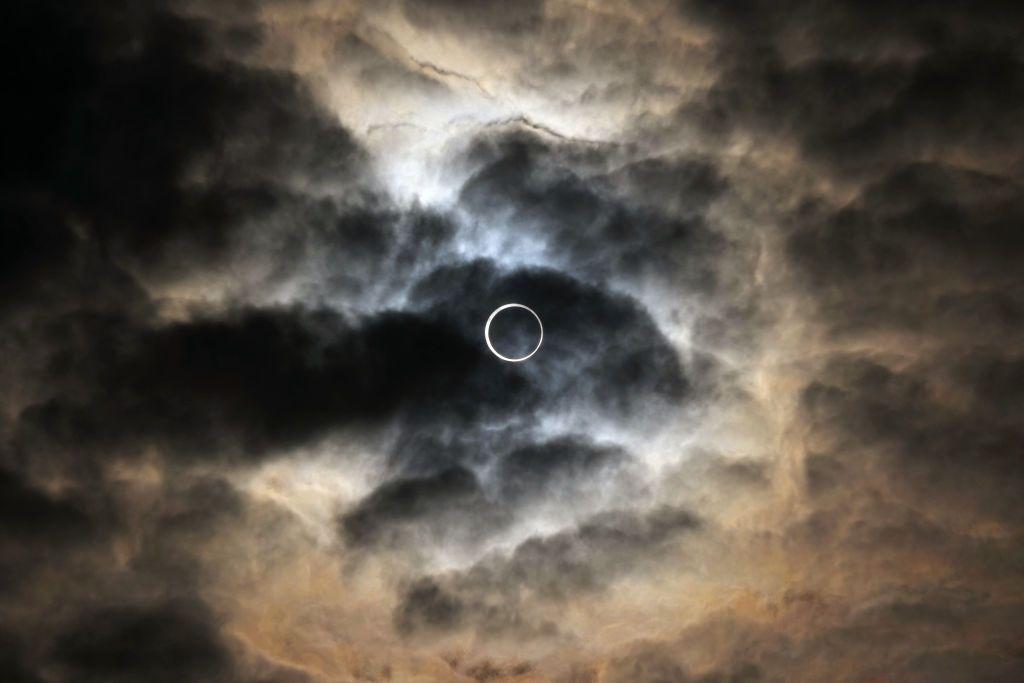 Nubes que apenas dejan ver el anillo de fuego desde Puerto San Julián, Santa Cruz, Argentina