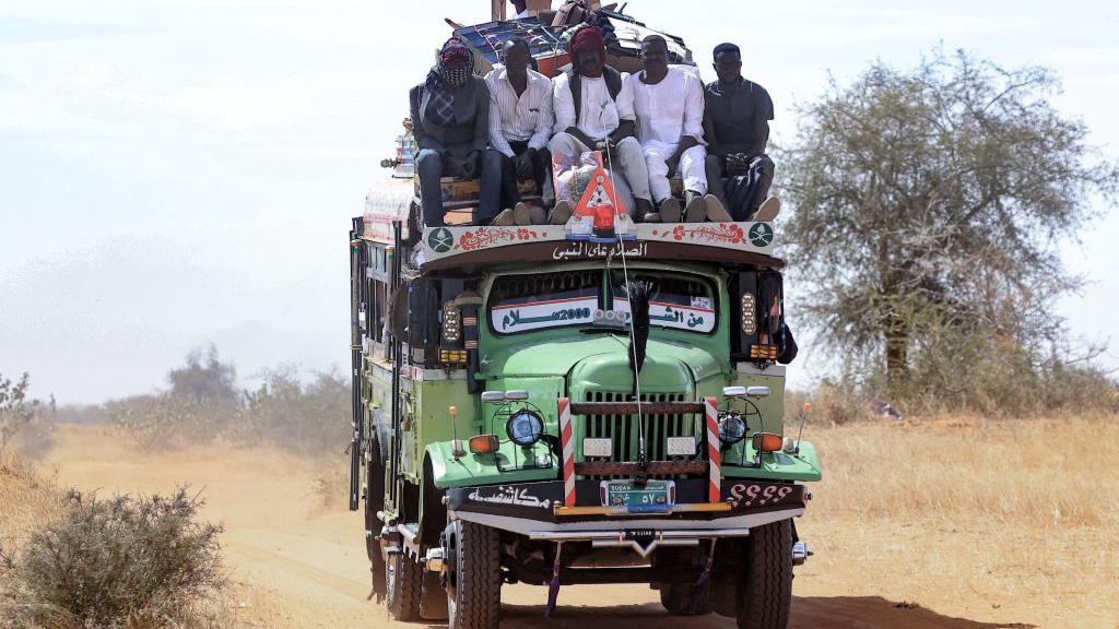 مجموعة من السودانيين ينتقلون على متن  شاحنة في مدينة الأُبيّض
