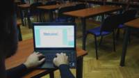 Студент с лэптопом, на экране которого слово "мотивация"