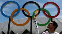وصول الشعلة الأولمبية إلى مرفأ ريو دي جانيرو بعد جولة استمرت 3 شهور في المدن البرازيلية Bbc News Arabic