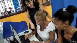 Señora mayor aprendiendo a usar computadora.