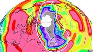 Buraco na camada de ozônio acima da região do Ártico registrado em março de 2011 (AFP/Nasa/JPL-Caltech)