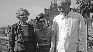 Trotsky, en México, con su esposa Natalia y su nieto Esteban Volkov