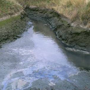 Derrame en un riachuelo