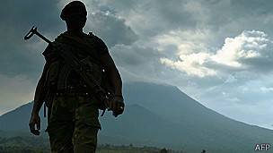 Soldado en Kibati cerca a Goma, con el volcán Nyiragongo al fondo