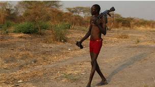 Un hombre portando un arma de fuego