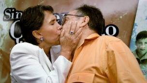 Chespirito es besado por su esposa Florinda Meza en Ciudad de México. Foto: AFP/Getty