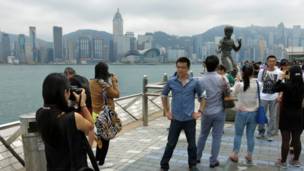 香港尖沙咀星光大道上的大陆游客（BBC中文网图片1/5/2014）