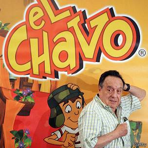 Chespirito, con un cartel de El Chavo de fondo