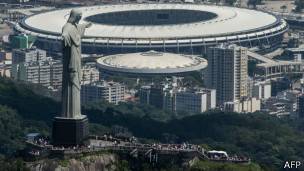 La estatua del Corcovado delante del estadio de Maracaná en Río de Janeiro.