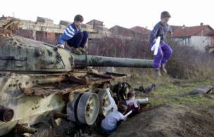 Niños jugando con un tanque en Kosovo