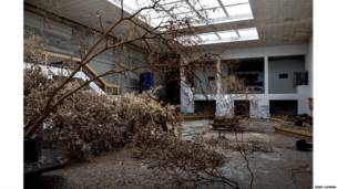Фотограф записывает заброшенные торговые центры в США