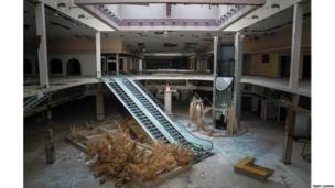 Фотограф записывает заброшенные торговые центры в США