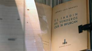 Libro de Borges exhibido en una feria de anticuarios en 2010