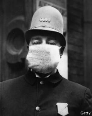 Policial americano usa máscara para se proteger da gripe espanhola