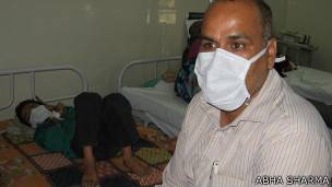 Un hombre en un hospital de Yaipur, India, usa una máscara durante un brote de H1N1.