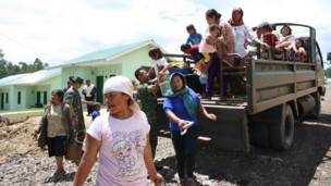 Pengungsi Sinabung masuk rumah baru - BBC Indonesia
