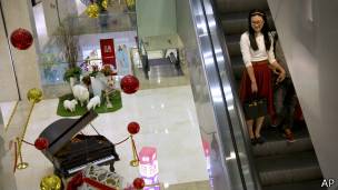 Una mujer baja por una escalera eléctrica en China