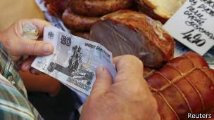 Miles de ciudadanos rusos no entienden cómo se puede tirar comida en vez de donársela a los pobres.