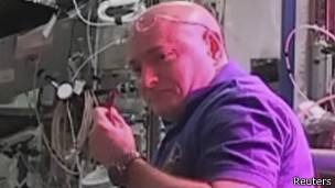 los astronautas scott keyy y Kjell Lindgren prueban la lechuga cultuvada en la Estación Espacial Internacional