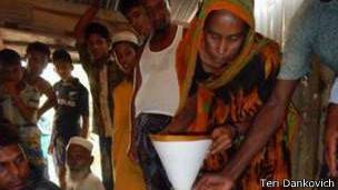 Mujer filtrando agua