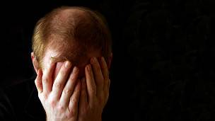 Hombre con indicios de calvicie