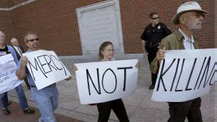Manifestantes en contra de la pena de muerte