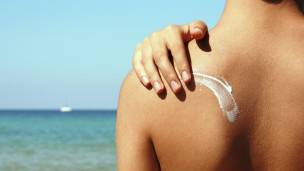 Persona poniéndose crema