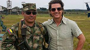 Tom Cruise con un soldado colombiano