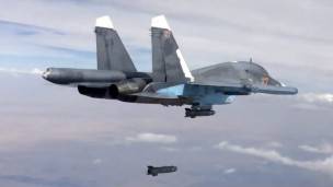 Un avión caza de Rusia suelta una bomba sobre territorio sirio.