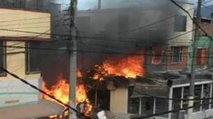 Fuego causado por el impacto de la avioneta.