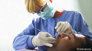 Según los expertos, los deportistas pueden ser más vulnerables a desarrollar caries. Revisión de boca