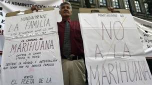 Un manifestante opuesto a la legalización de la marihuana.