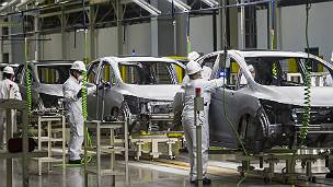 Trabajadores en una planta de vehículos en México