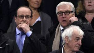 El presidente Hollande con el ministro de RR.EE. de Alemania en el estadio antes de los ataques.