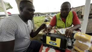 Un operador de MTN atiende a un cliente en Nigeria.