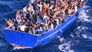 Bote con migrantes