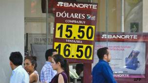 Cotización del peso frente al dólar en un banco de Ciudad de México