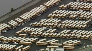Buses escolares en sus depósitos