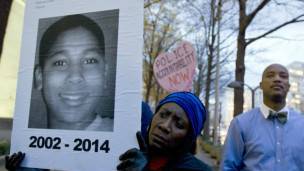 Manifestantes protestando contra la actuación de la policía en el caso de Tamir Rice